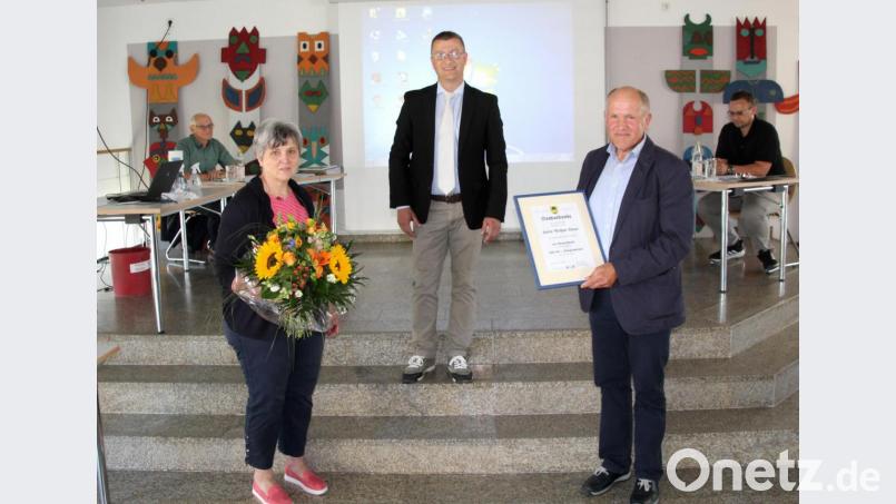 Bürgermeister Dietmar Schaller nach der Überreichung der Dankesurkunde an seinen Vorgänger Michael Bauer und eines Blumenstraußes an dessen Frau Monika Bild: fsb