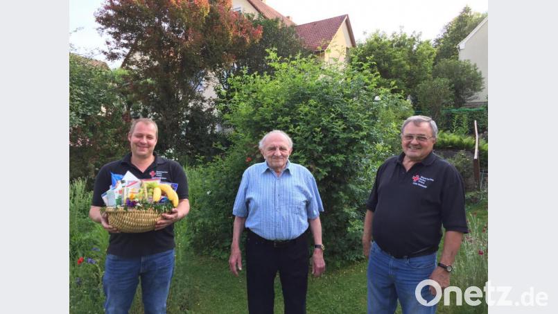 Das BRK gratuliert Johann Späth (Mitte) zum 90. Geburtstag. Bild: krb