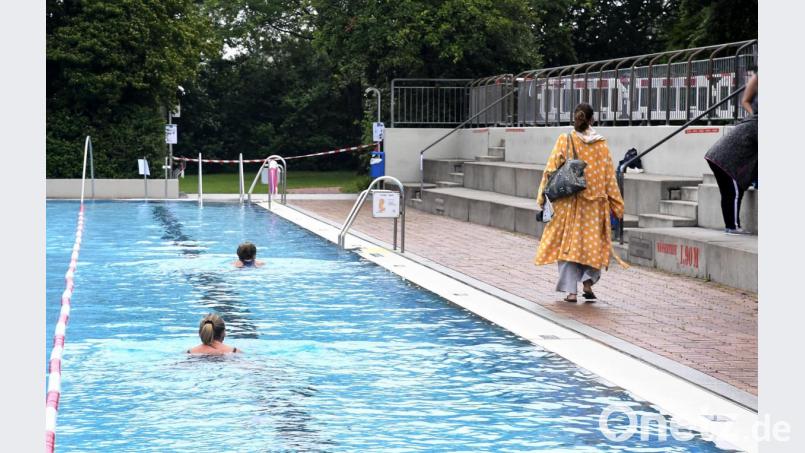 Klappt gut: Schwimmen unter Beachtung von Hygiene-Regeln ist im Amberger Hocko derzeit testweise erlaubt. Bild: Petra Hartl