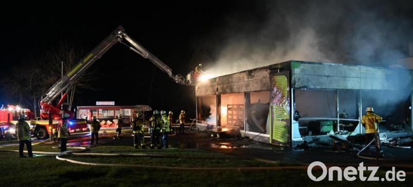 Der Flachbau einer Auto-Service-Firma brannte in Amberg in der Hans-Sachs-Straße völlig aus. Bild: gf