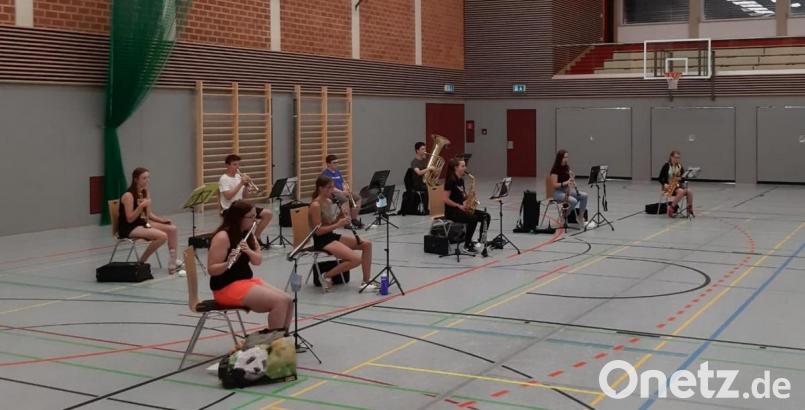 Strikt eingehalten wurde der Sicherheitsabstand bei der ersten Probe der Jugendblaskapelle in der Kemnather Mehrzweckhalle. Bild: jzk
