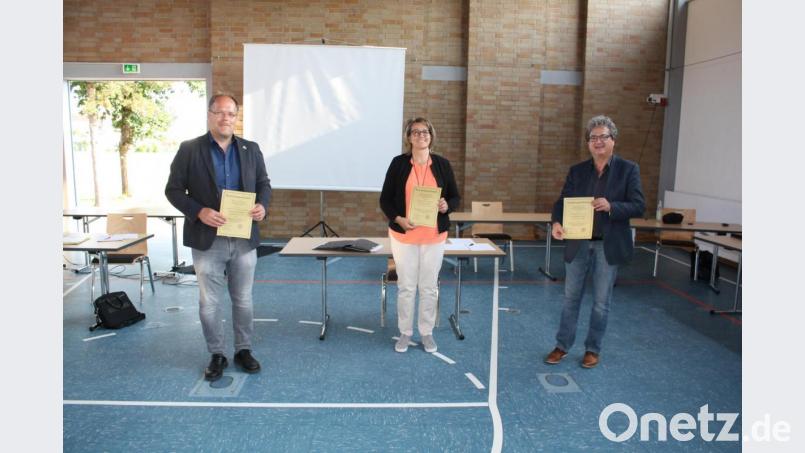 Der Abstand zwischen Bernhard Stangl (von rechts), dem Vorsitzenden der Verwaltungsgemeinschaft, sowie seinen Stellvertretern Carmen Pepiuk und Thorsten Hallmann - alle mit &quot;Eheschließungsstandesbeamten&quot;-Urkunden - ist nur Corona geschuldet. An der traditionell vertrauensvoll-engen Zusammenarbeit soll sich gerade in diesen Krisenmonaten nichts ändern. Bild: bjp