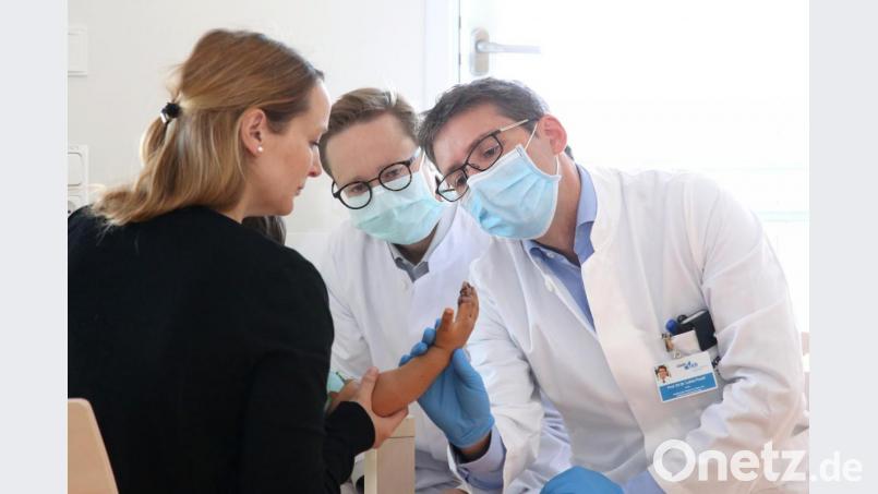 Chirurgen der Plastischen, Hand- und Wiederherstellungschirurgie (PHW) des Universitätsklinikums Regensburg (UKR) haben die abgetrennten Finger eines Dreijährigen in einer mehrstündigen Operation replantiert. Der Junge hatte sich die Finger am Rasenmäher abgetrennt. Bild: UKR Regensburg