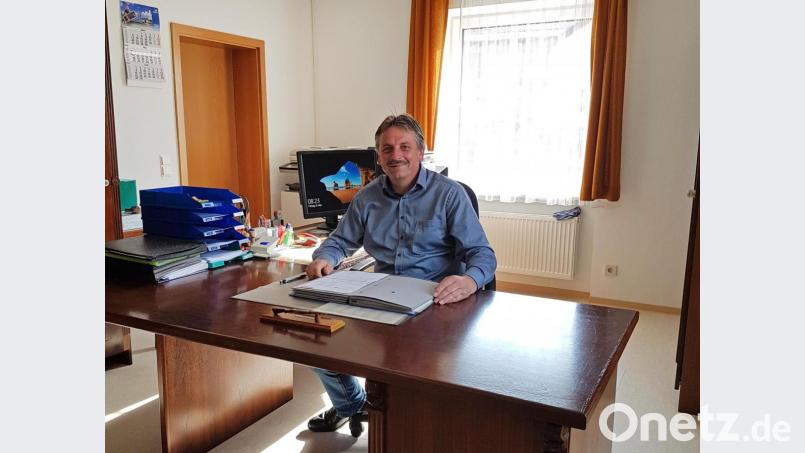 Hermann Mertel, der Bürgermeister der Gemeinde Hirschbach, in seinem Amtszimmer im Rathaus in Eschenfelden. Bild: Jürgen Leißner