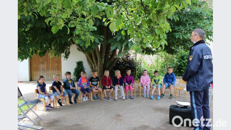 Polizeihaupmeister Carsten Landgraf, Verkehrserzieher der Polizei Kemnath, besprach kurzweilig die wichtigsten Verkehrsregeln mit den Vorschulkindern des Kindergartens St. Elisabeth in Erbendorf. Bild: fks