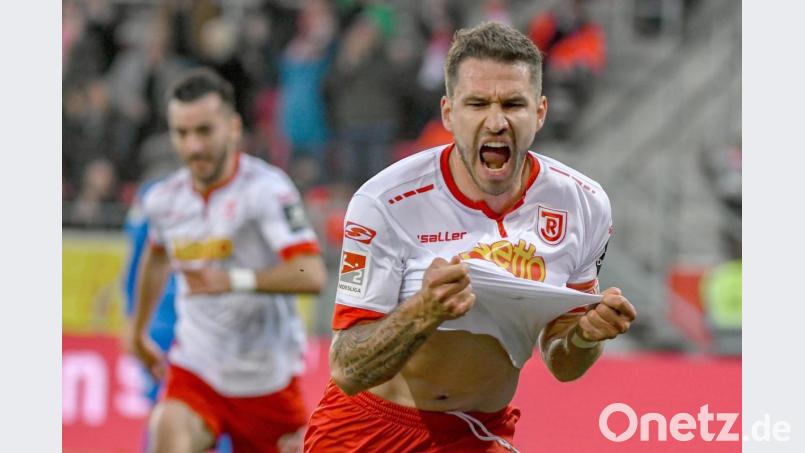 Marco Grüttner bei seiner Lieblingsbeschäftigung, dem Jubeln. Am Sonntag bestreitet der Schwabe gegen Erzgebirge Aue sein letztes Spiel für den SSV Jahn Regensburg. Nach vier Jahren kehrt er in seine Heimat zurück. Bild: Armin Weigel/dpa