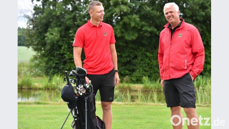 Bundestrainer Ulrich Eckhardt (rechts) ist mit der Entwicklung von Matthias Schmid (links) hochzufrieden. Der 22-Jährige aus Maxhütte-Haidhof will den Sprung zum Profi-Golfer schaffen. Bild: A. Schwarzmeier