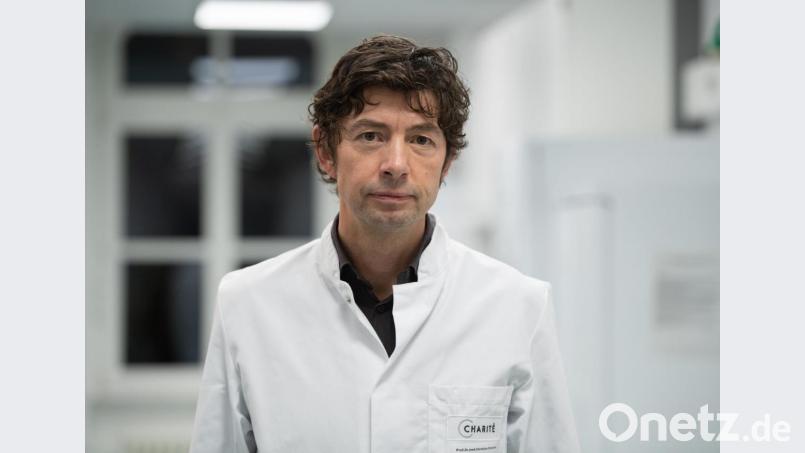 Christian Drosten, Direktor des Instituts für Virologie an der Charité in Berlin, steht im Institut, in dem Untersuchungen zum Coronavirus vorgenommen werden. Sein Corona-Podcast räumt gleich doppelt ab beim Grimme Online Award. Bild: Christophe Gateau/dpa