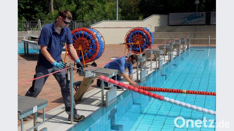 Die Vorbereitungen zur Hockermühlbad-Öffnung am 11. Juni laufen: Hier werden gerade die Bahnen im Schwimmerbecken markiert. Bild: Stephan Huber