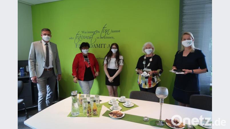 Modisch schick: Alle Abschlussprüflinge der Gust-Lang-Schule bekommen am ersten Prüfungstag Mund- und Nasenmasken mit dem Schriftzug ihrer Schule. Die zeigen nun (von links) Schulleiter Thomas Reitmeier, Andrea Raimund, Lena Olbrich, Karin Schwarz und Manuela Maschke. Bild: Kunz