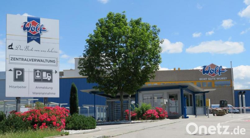Das Schwandorfer Werk der Wolf Wurstspezialitäten GmbH: Beim Oberpfälzer Unternehmen arbeiten zu Spitzenzeiten bis zu 450 Beschäftigte über Werkverträge oder Arbeitnehmerüberlassungen an den einzelnen Standorten. Bild: Hirsch