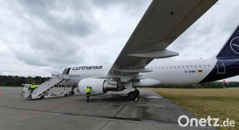 Lufthansa Technik hat wöchentlich Mitarbeiter aus Hamburg zum Fliegerhorst Nordholz entsandt, um Systemchecks am Airbus A320-200 D-AIWK &quot;Weiden in der Oberpfalz&quot; vorzunehmen. Dadurch blieb die Maschine stetig in einsatzbereitem Zustand. Bild: Heike Leuschner/exb