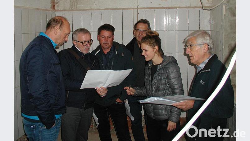 Mit Architekt Peter Haimerl (links) und seiner Mitarbeiterin Anna Firak erörterten Bürgermeister und Gemeinderat im Schlachthaus weitere Details für die Fortsetzung des Projekts. Bild: ld