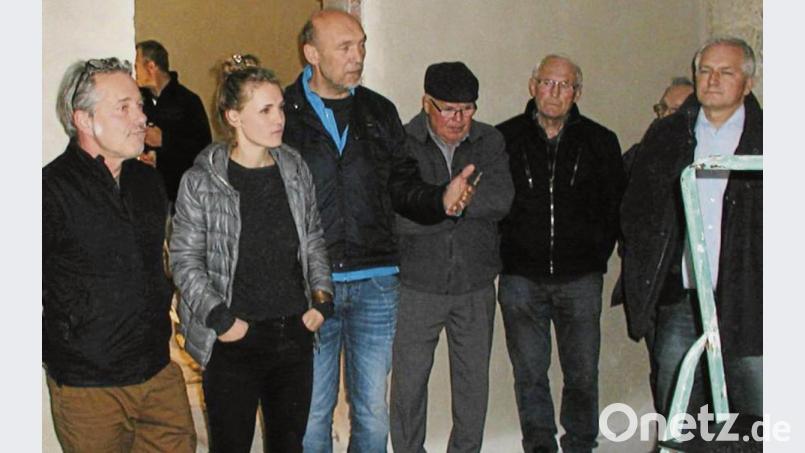 Architekt Peter Haimerl (Dritter von links) und seine Mitarbeiterin Anna Firak waren zu einem Bauschautag nach Brand gekommen. Sie hatten Ulrich Aspetsberger eingeladen. Bild: ld