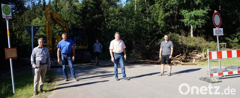 Bürgermeister Martin Prey (Zweiter von rechts) stellte das Projekt beim Ortstermin zusammen mit (von links) Ingenieur Martin Dunst, Bauleiter Georg Braun (Firma Fischer) und Stephan Karl (Firma Huber, rechts) vor. Bild: weu