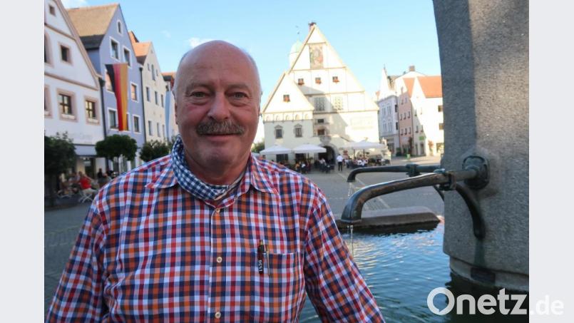 Heiner Nachtmann vor seinem Lieblingsplatz am Oberen Markt. Bild: Kunz
