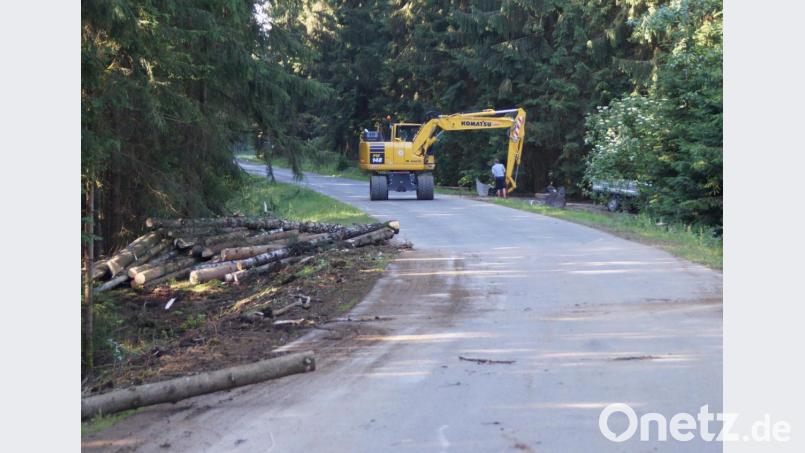 Die Baustelle für die Ertüchtigung der Gemeindestraße Rottendorf–Schömersdorf ist eingerichtet. Mit Bagger wurden erste Planierarbeiten erledigt. Die Strecke ist nun in beide Richtungen gesperrt. Bild: weu