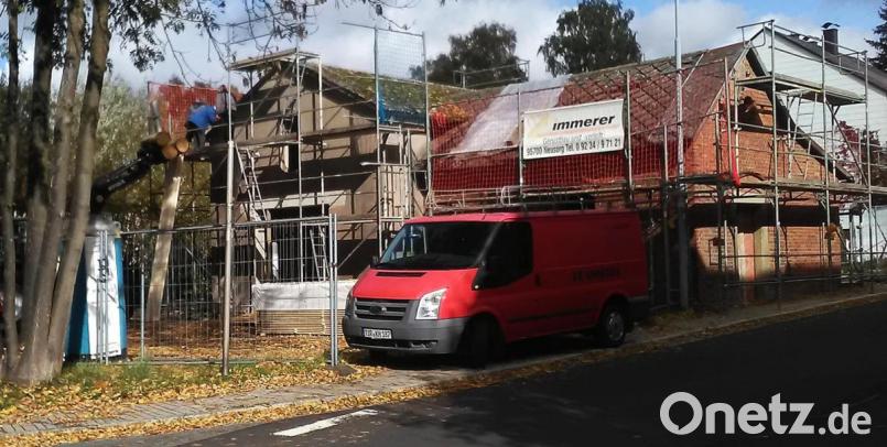 Nach einer Schlechtwetter-Periode ist nun das Dach dran. Die Firma Plannerer aus Ebnath ist schon mit voller Kraft dabei. Bild: ld