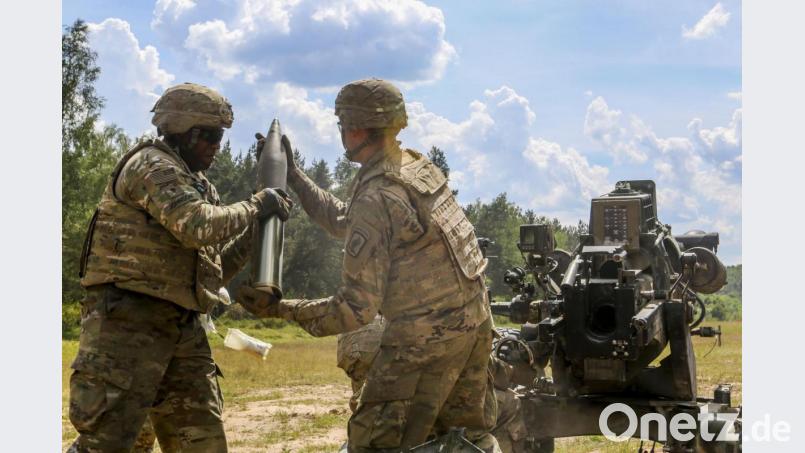 Fallschirmjäger der 173. US-Luftlandebrigade laden auf dem Truppenübungsplatz Grafenwöhr 105-Millimeter-Granaten in ihr Geschütz vom Typ M119A3. Bild: Spc. Zachary Stahlberg