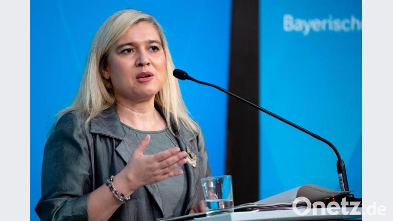 Gesundheitsministerin Melanie Huml (CSU) spricht bei einer Pressekonferenz. Die bayerische Staatsregierung will den Krankenhausbau finanziell unterstützen. Bild: Sven Hoppe/dpa