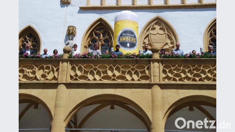 Es ist nicht zu übersehen, worum es geht: Vom Rathausbalkon aus machen die Akteure Werbung für die Amberger Bierwochen. Bild: gsp
