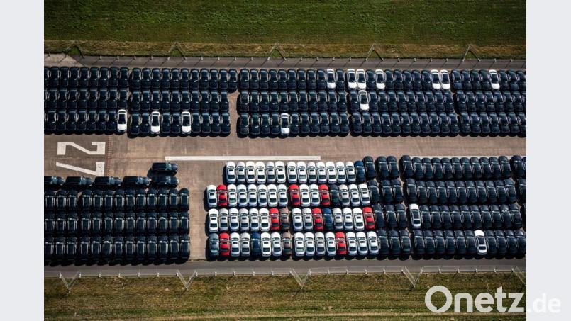 Fahrzeuge stehen auf einem ehemaligen Flugplatz. Bild: Mohssen Assanimoghaddam/dpa