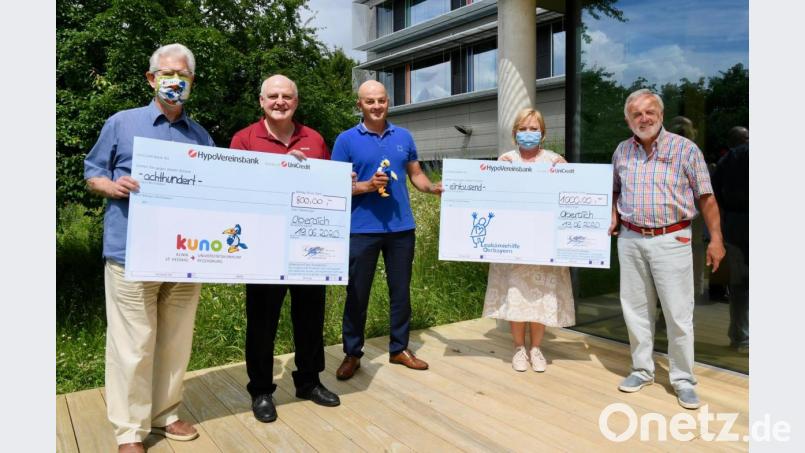 Erhebende Freude durch Bewegung: Dr. Hans Brockard (links), Vorstand der KUNO-Stiftung, Armin Wolf (2.v.l.) und Anna-Maria Thurow (2.v.r.) von der Leukämiehilfe Ostbayern e.V., konnten insgesamt 1.800 Euro von Uplifter-Geschäftsführer Martin Lobinger (Mitte) und Bernd Hofmann (rechts) entgegen nehmen. Bild: H.C.Wagner/exb