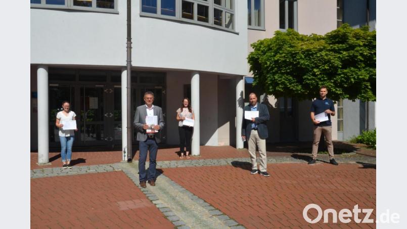 Die Vertreter der Jungen Union haben an die Rektoren der hiesigen Schulen die Lehrstellenlisten für das Ausbildungsjahr 2021 übergeben. Bild: dob