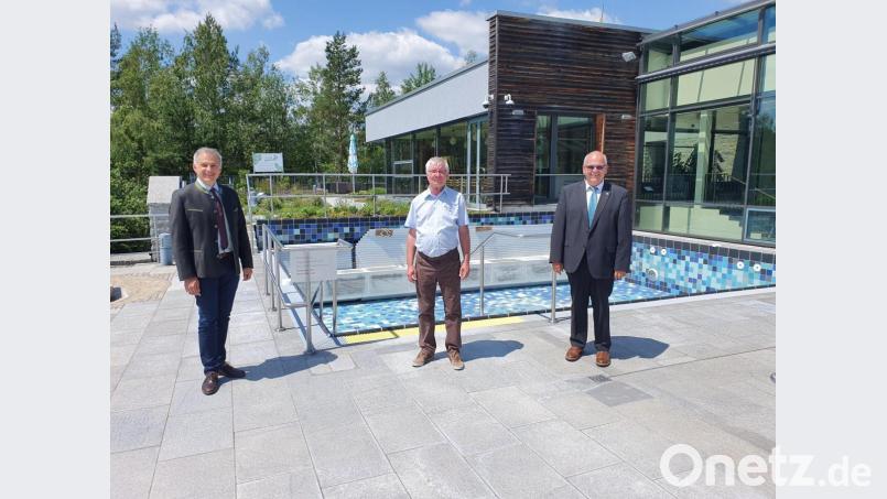 Landrat Roland Grillmeier, Werkleiter Gerhard Geiger und Bürgermeister Klaus Meyer (von links) waren sich einig über die Bedeutung des Sibyllenbads für den Tourismus im Landkreis. Bild: Sibyllenbad/exb