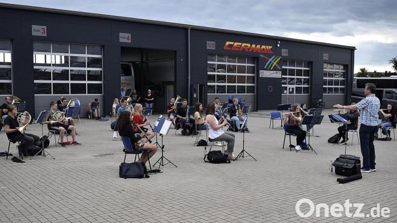 Das Ensemble &quot;Großes Orchester&quot;; vom Vorstand der Knabenkapelle Günther Cermak, Elmar Hamerla, Brigitte Cermak (im Hintergrund in der Garageneinfahrt), Dirigent Ludwig Riedhammer. Bild: sck
