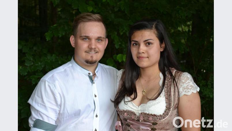 Als ob Bergfest wäre: David Götz und Jessica Giorgivic erscheinen in Tracht. Bild: tk