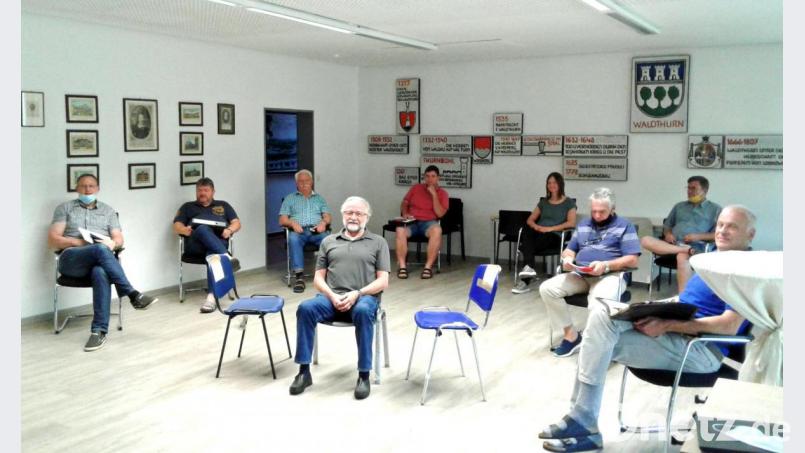 Die Mitglieder des Steuerungsausschusses (von links) Thomas Bergmann, Hans-Peter Reil, Georg Schmidbauer, Josef Forster, Felix Griesbach, Manuela Grünauer, Bernhard Unger, Josef Pflaum senior und Karl-Heinz Schmidt testen schon mal die Stühle. Bild: fvo