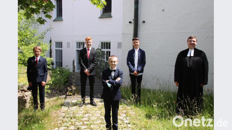 Die erste Konfirmation unter Corona-Bedingungen feierten fünf junge Leute aus der Gruppe von Stadtpfarrer Roland Kurz (rechts). Eine Konfirmandin fehlt auf dem Bild. Bild: cog