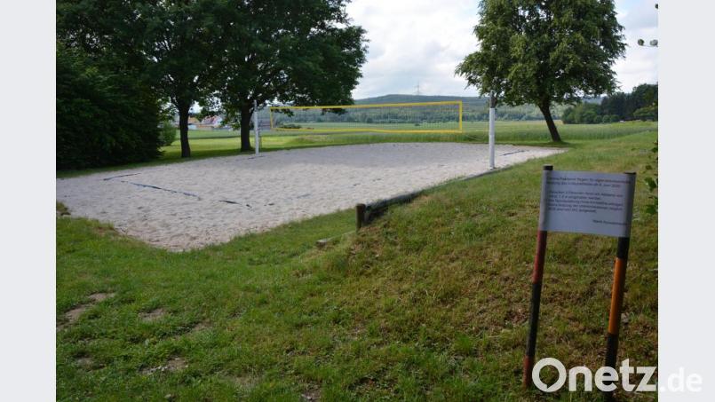 Wieder für den Sportbetrieb geöffnet ist das Beach-Volleyballfeld am Konnersreuther Badeweiher, allerdings gilt auch dort die Einhaltung der Abstandsregeln. Bild: jr