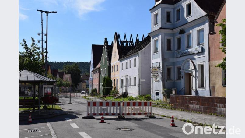 Die Staatsstraße durch den Ortskern in Hohenburg ist immer noch gesperrt. Gemeinsam ist man derzeit auf der Suche nach einer einvernehmlichen Lösung, um die einsturzgefährdeten Häuser abzusichern. Bild: bö