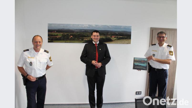 Der neue Abteilungsführer der VII. Bereitschaftspolizeiabteilung, Polizeidirektor Stefan Beil (rechts), stattete Landrat Thomas Ebeling einen Antrittsbesuch ab. Begleitet wurde Beil dabei vom Leiter der Außenstelle Nabburg, Polizeioberrat Helmar Termer (links). Bild: exb/Prechtl