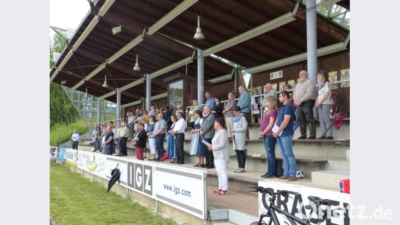 Die Gläubigen nahmen auf der Tribüne des Stadions Platz, die sonst von Fußballfans belagert wird. Bild: exb/Holger Popp