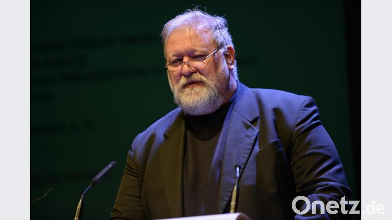 OTH-Kanzler Ludwig von Stern bei der Verabschiedung von Präsident Erich Bauer. Bild: Petra Hartl