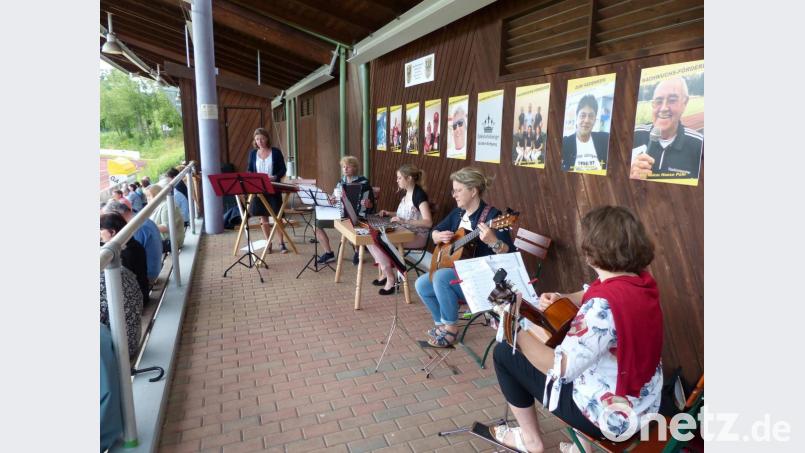 Der Zitherclub gestaltete die Feier musikalisch. Bild: exb/Holger Popp