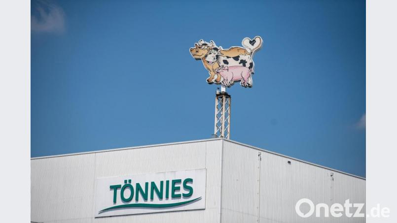 Auf dem Dach des Werksgeländes steht das Logo der Firma Tönnies. Bild: Guido Kirchner/dpa