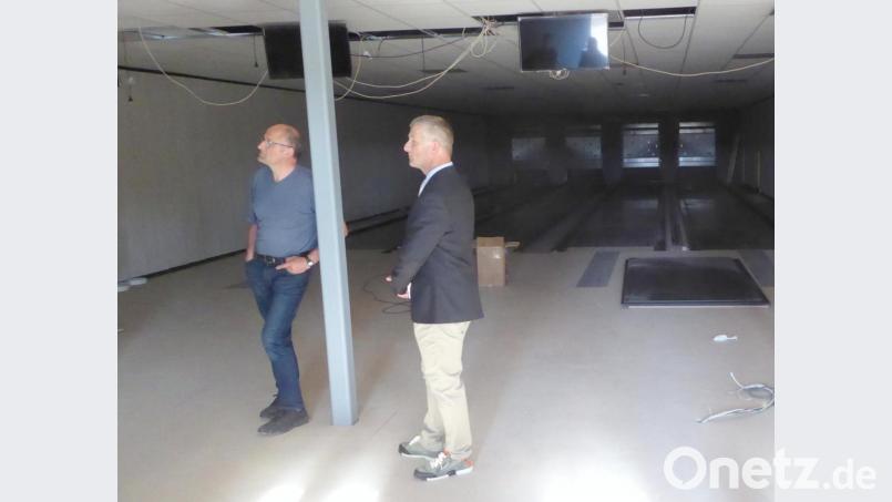 Bürgermeister Schaller (rechts) in der im Bau befindlichen Kegelbahnanlage mit Stüberl. Bild: fsb