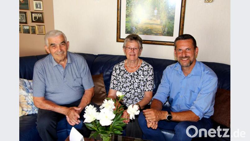 Karl und Lydia Lehnerer mit Bürgermeister Roman Berr (rechts) am Tag der diamantenen Hochzeit. Bild: ds