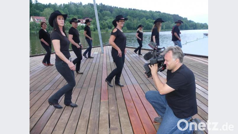 Keine Angst vor fliegenden Stiefeln hat der Kameramann. Die Aufnahmen von den Eschenbacher Line Dancern gibt es nun am Donnerstag, 25. Juni, auf ARD zu sehen. Bild: rn
