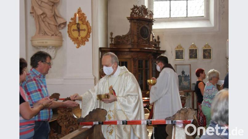 Aus Sicherheitsgründen ist derzeit in den Gottesdiensten nur Handkommunion möglich, zu der zum Bergfest-Auftakt Weihbischof Reinhard Pappenberger zu den Gottesdienstbesuchern auf den Platz kam. Bild: ads
