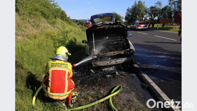 Am Breitem Weg in Neustadt brennt ein Auto komplett aus. Die Feuerwehr löscht das Wrack. Bild: rw