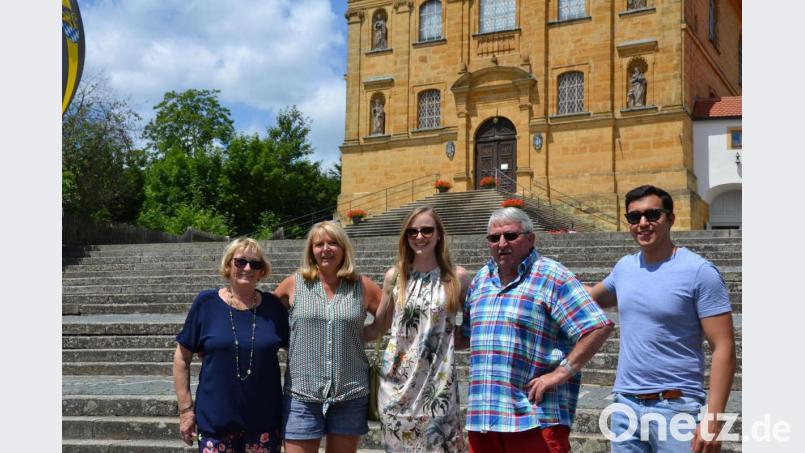 Sie lassen sich vom Coronavirus die Familientradition nicht kaputtmachen: Hannelore Herteux (links) und ihr Mann Wolfgang (Zweiter von rechts) machten sich mit Tochter Beate (Zweite von links) von Hessen aus auf den Weg zum Mariahilfberg, um Enkelin beziehungsweise Tochter Michèle (Mitte) zu besuchen. Rechts: Michèles Freund Anhuar. Bild: tk