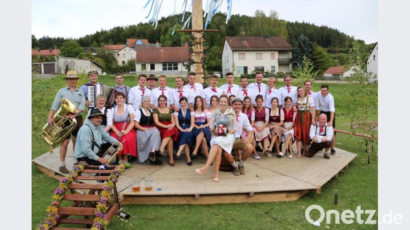 Die Kirwaleute aus Eschenfelden mit dem Double-Oberkirwapaar aus 2018 und 2019, Jürgen Leißner und Veronika Pickel, sehnen das kommende Jahr herbei. Bild: lei