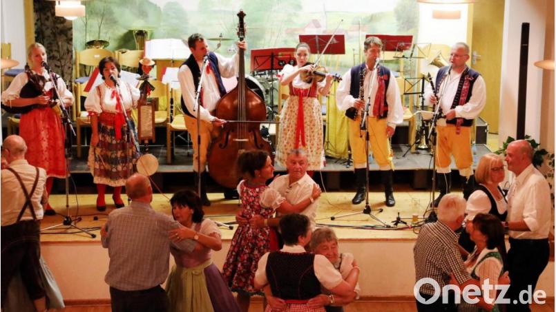 Im vergangenen Jahr wurde bei der „Bayerisch-Böhmischen Musik- und Biernacht“ ausgelassen musiziert und getanzt. Wegen der Pandemie wird die Neuauflage auf September 2021 verschoben. Bild: Gerhard Götz