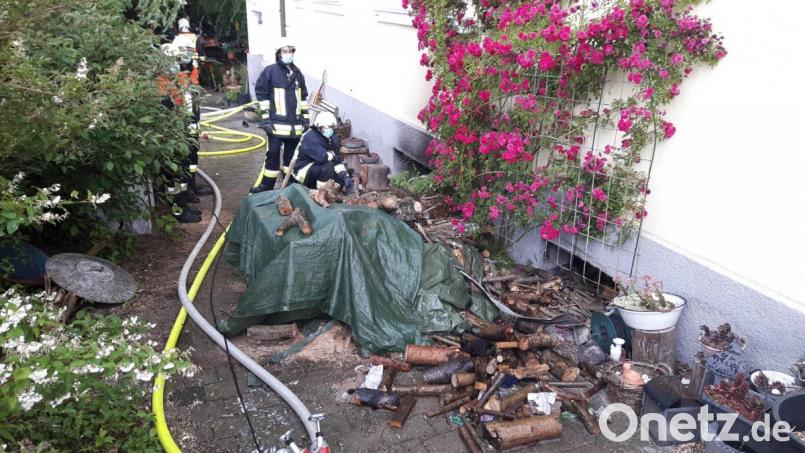 Die Feuerwehren brachten den Brand des Brennholzes im Keller rasch unter Kontrolle. Bild: exb