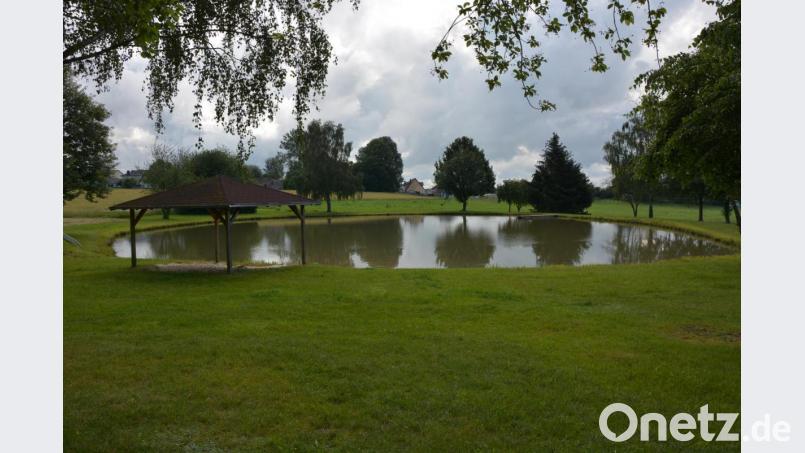 Eigenverantwortlich genützt werden darf der Konnersreuther Badeweiher, allerdings unter Einhaltung der Abstandsregelung. Die Umkleidekabinen und WC dürfen nicht benützt werden. Bild: jr